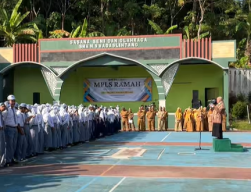 Keluarga Besar SMA Negeri 1 Wadaslintang Gelar Acara Perpisahan untuk Guru Mata Pelajaran Ekonomi, Ibu Siti Solikhah, S.Pd